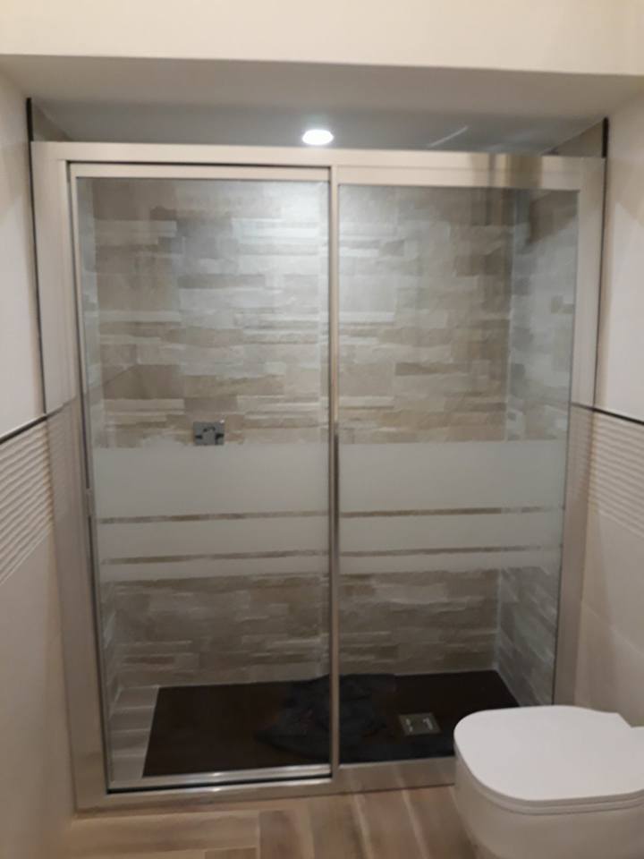 Dettagli di box doccia e porta a soffietto in ambiente domestico