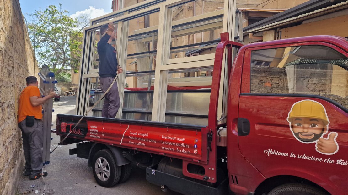 Calendario e orologio a rappresentare la puntualità