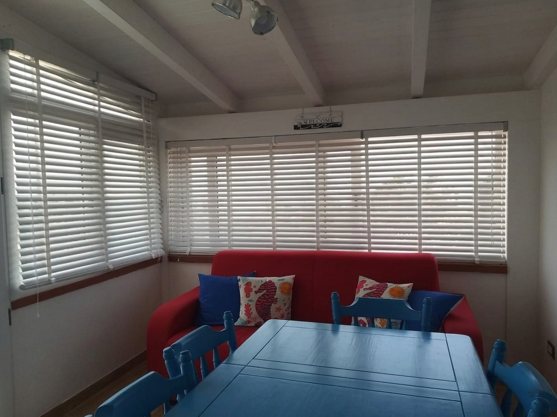 Veneziane in alluminio installate in un ufficio