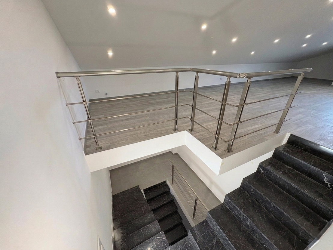 Ringhiera in ferro verniciato su scala interna moderna