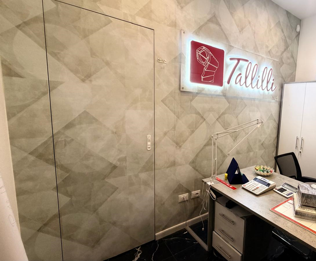 Porta interna in vetro trasparente che separa ufficio e sala riunioni