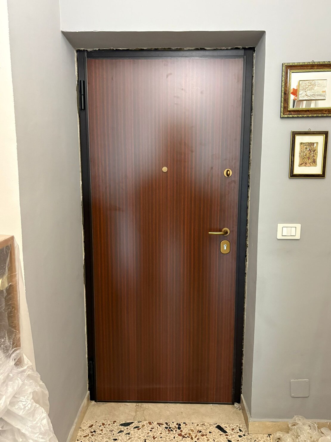 Porta blindata classe 3 installata su pianerottolo condominiale