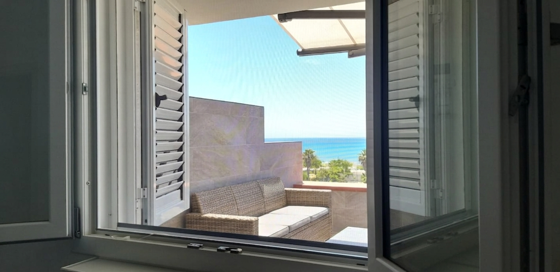 Zanzariera installata su finestra di abitazione