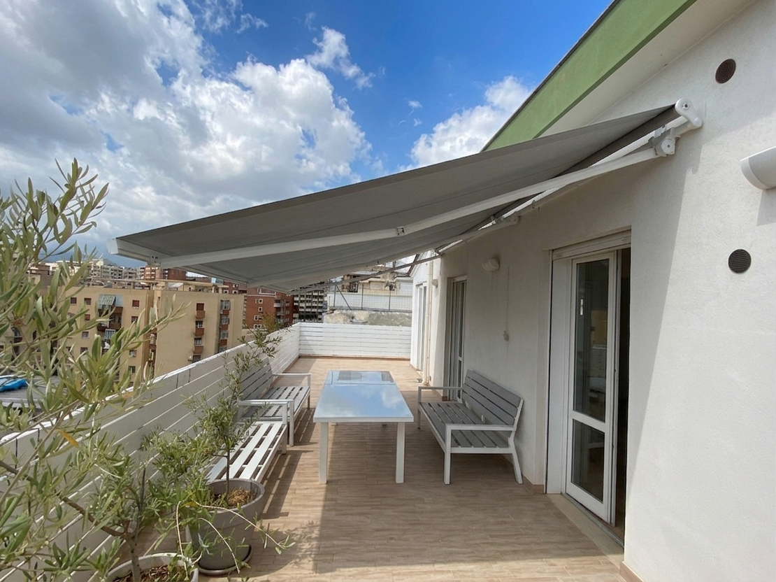 Tenda da sole su terrazzo con vista urbana