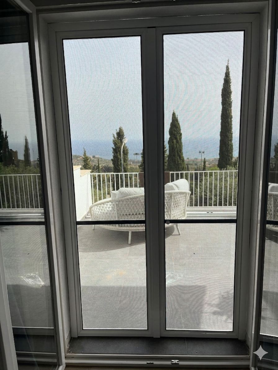 Zanzariera a battente installata su porta di ingresso