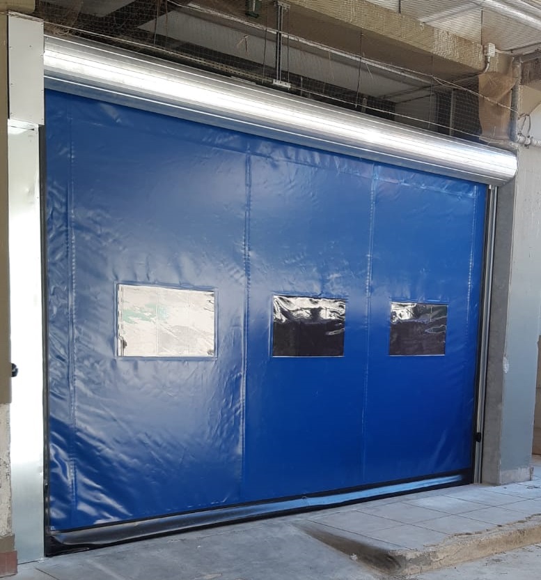 Capannone industriale con serrande e infissi