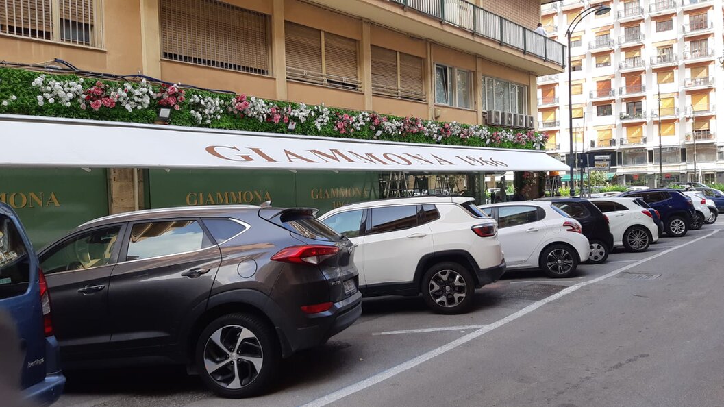 Vetrina di negozio con serranda e tenda da sole