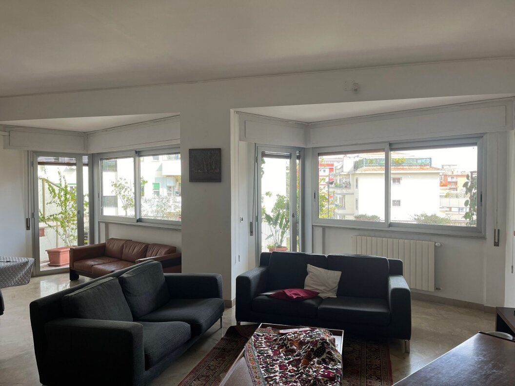 Dettaglio di profilo in alluminio a taglio termico con vetrocamera