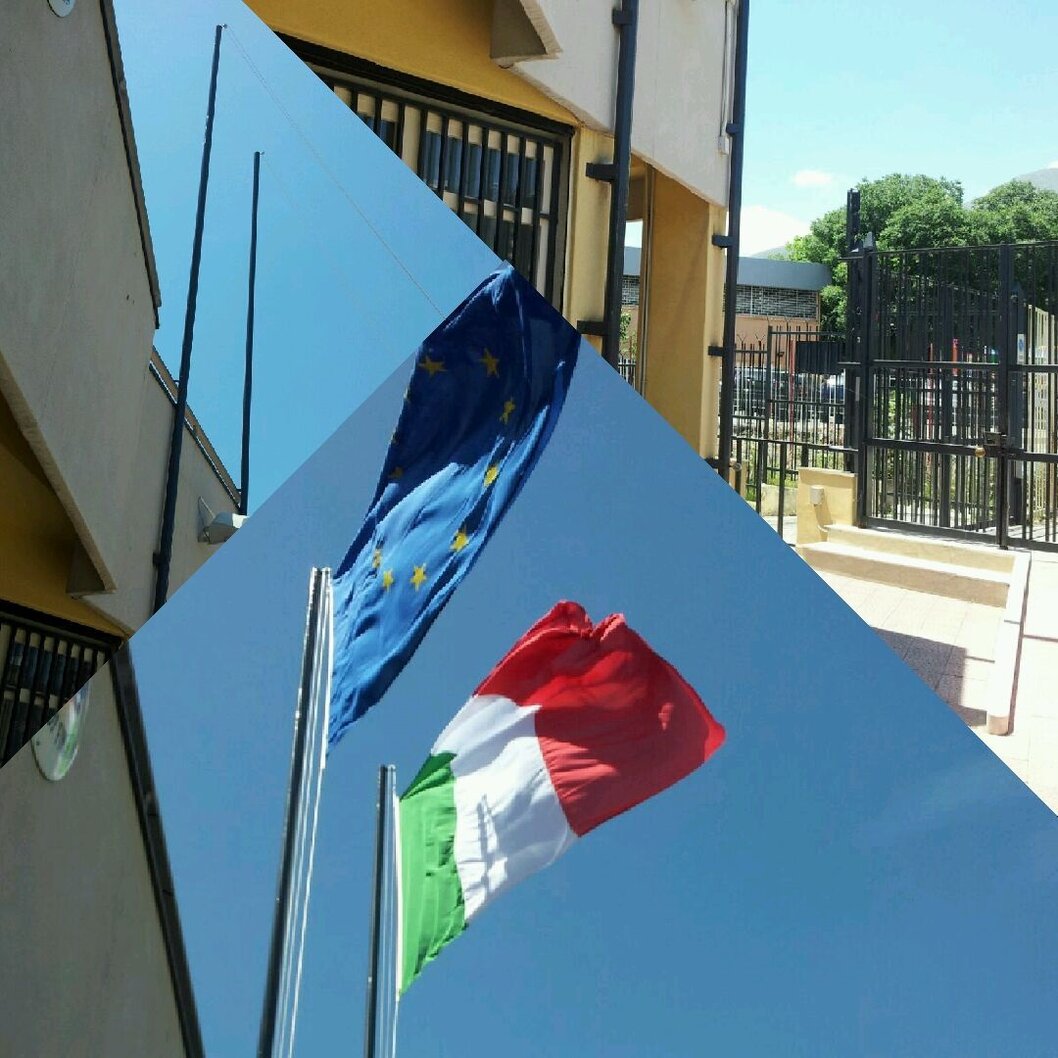 Edificio pubblico con accessi e serramenti