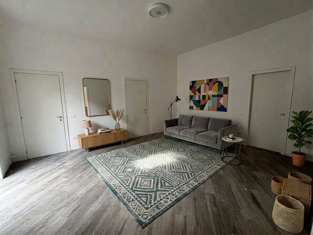 Facciata di abitazione con infissi e tende installate