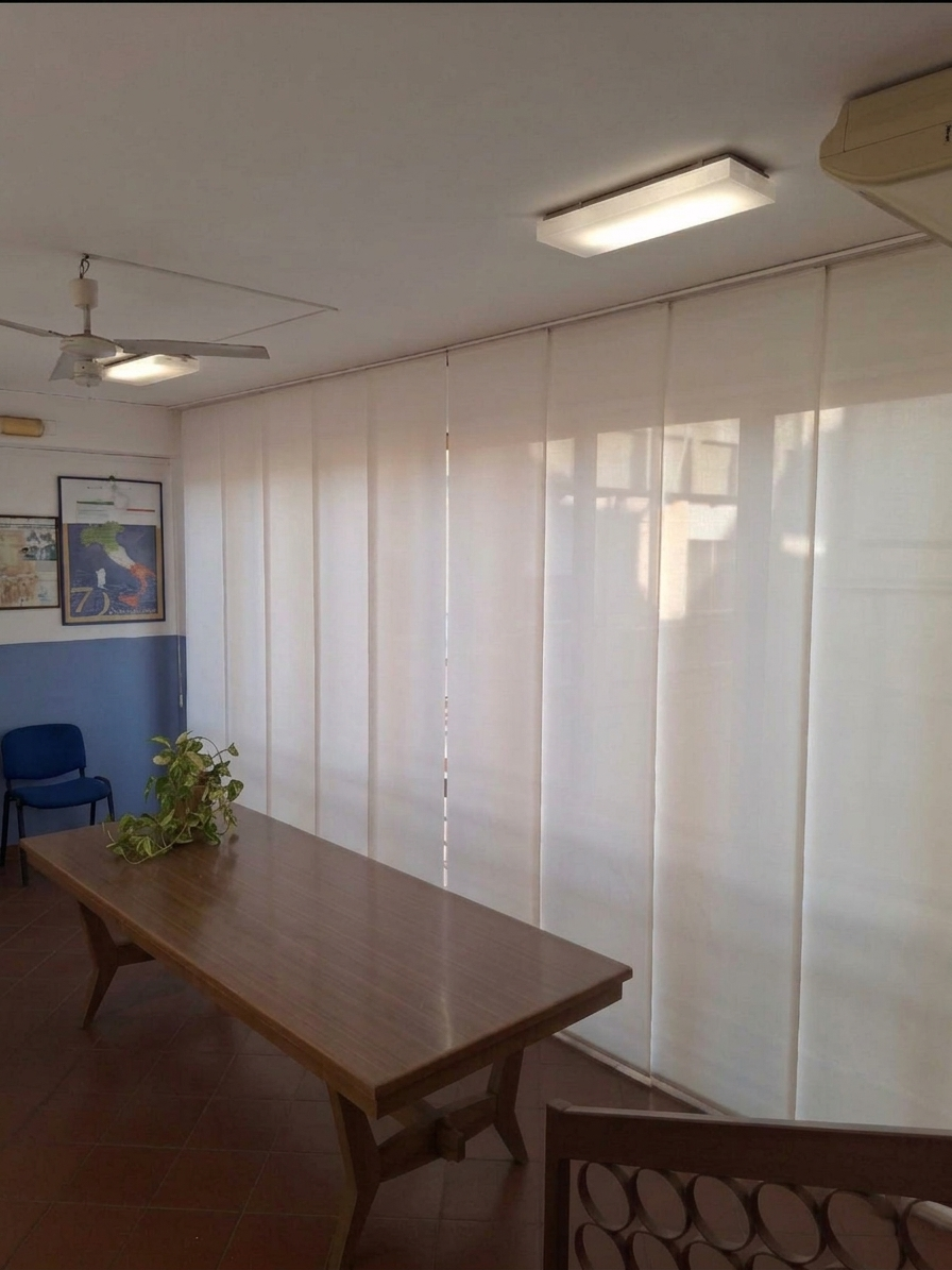 Tende per interno installate in un soggiorno moderno