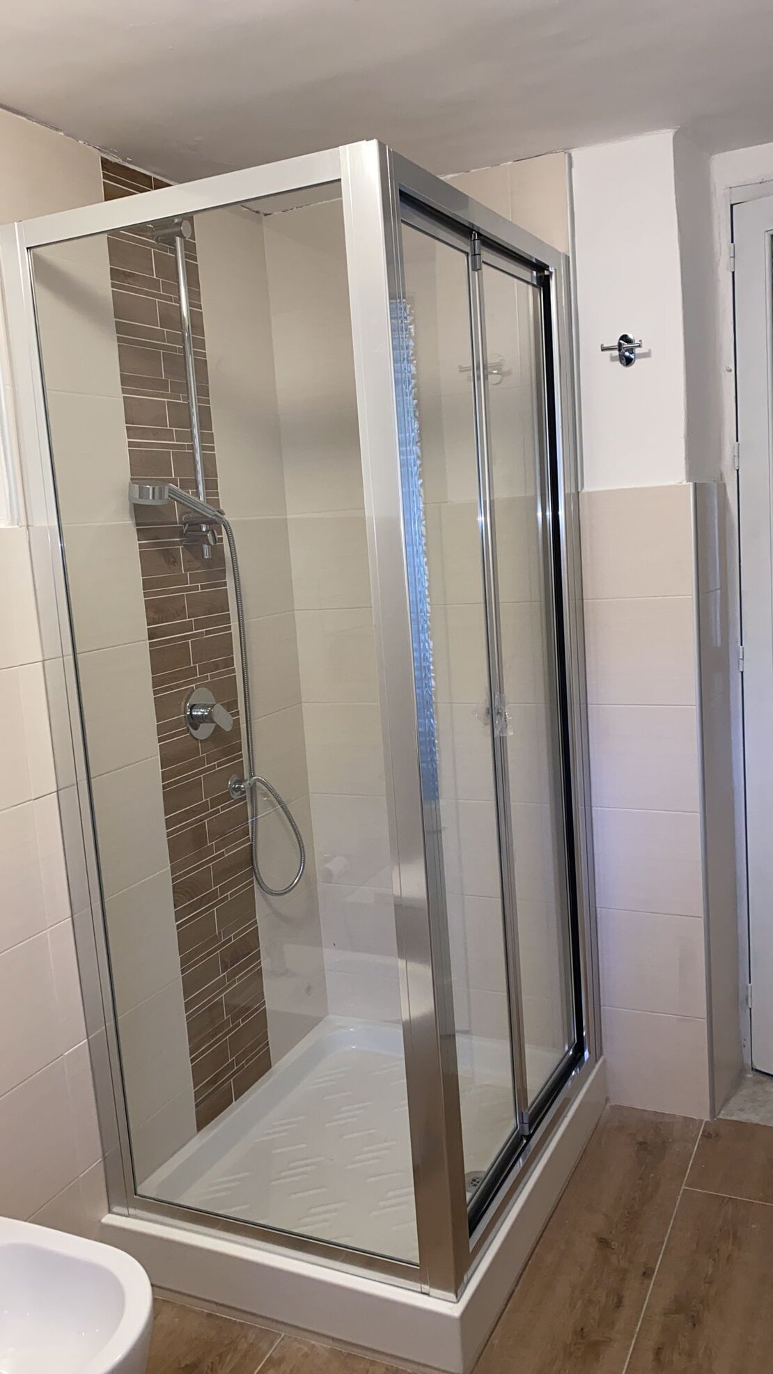 Parete sopravasca in vetro montata su vasca da bagno