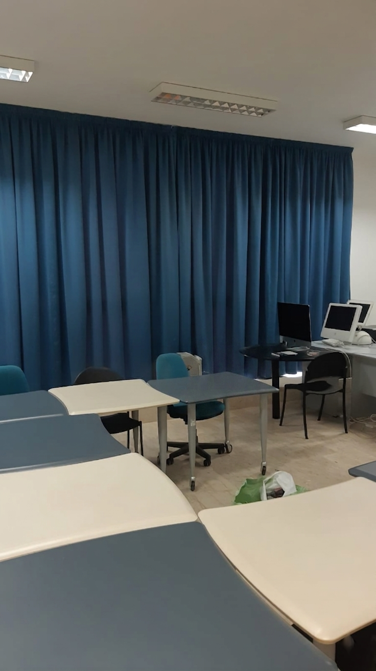 Tende arricciate su binario in un elegante soggiorno