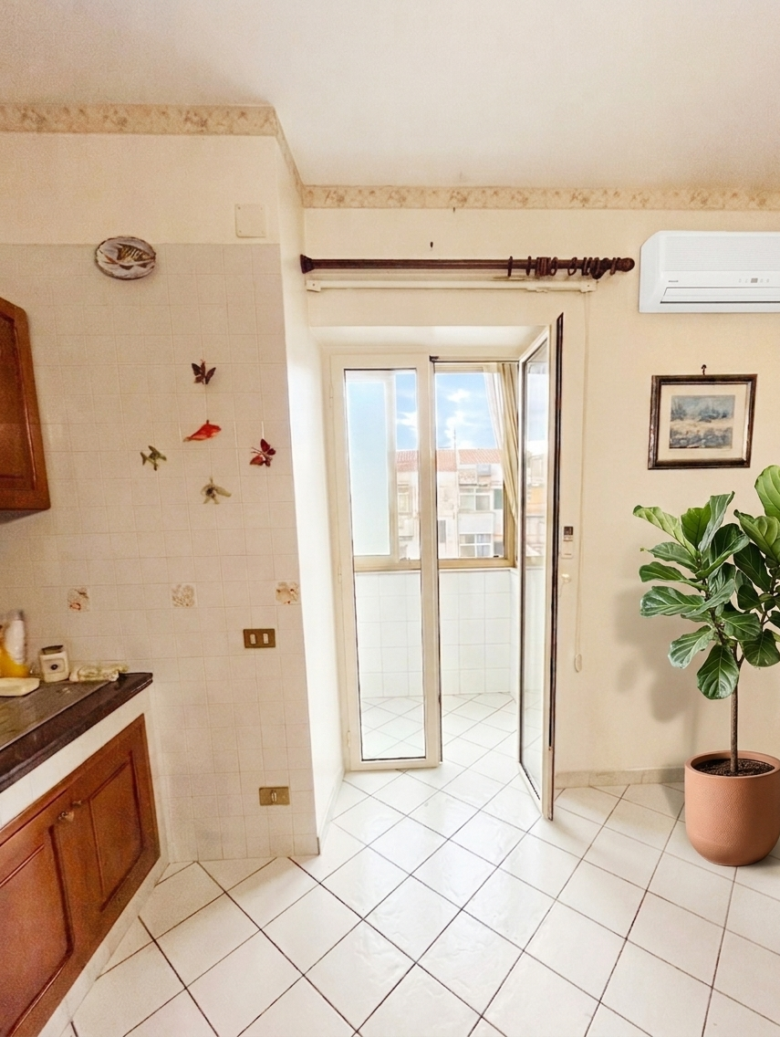 Finestre in alluminio a battente installate in soggiorno luminoso