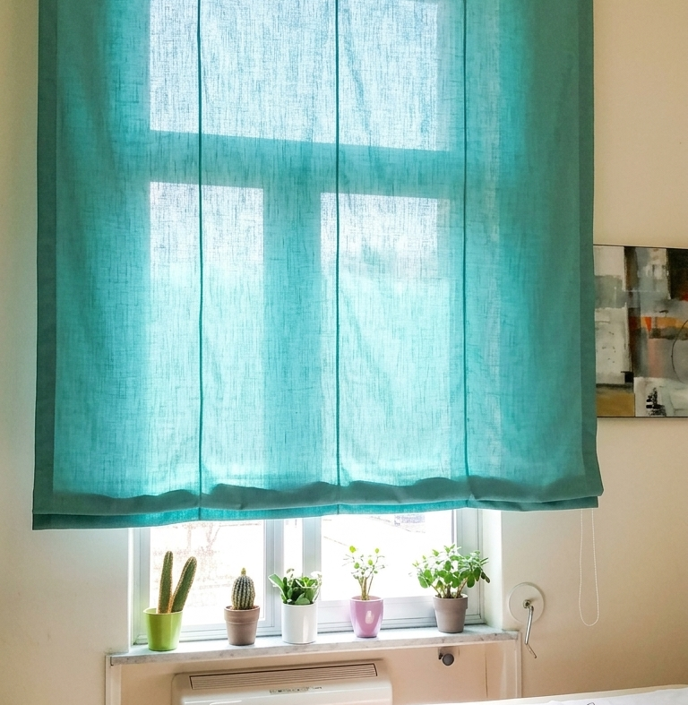 Tende a pacchetto montate su finestra di cucina moderna