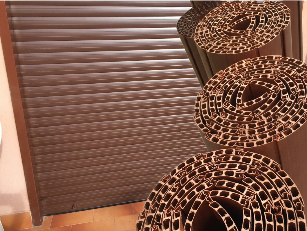 Serranda avvolgibile microforata per vetrina commerciale