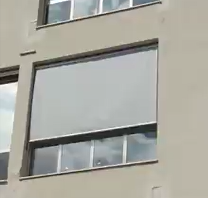 Cappottina curva installata sopra l’ingresso di un negozio