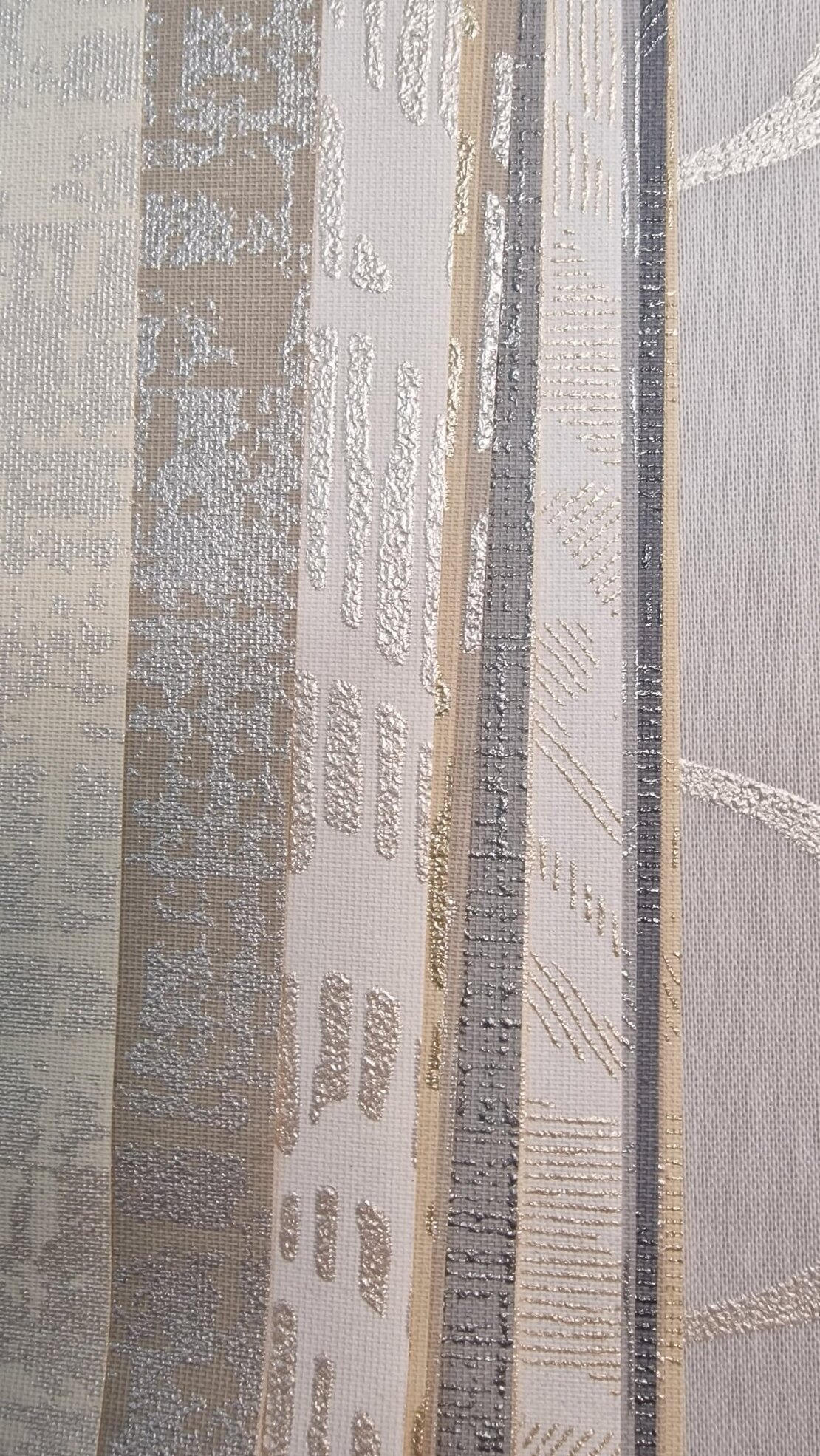 Campioni di tessuti per tende appoggiati su un tavolo