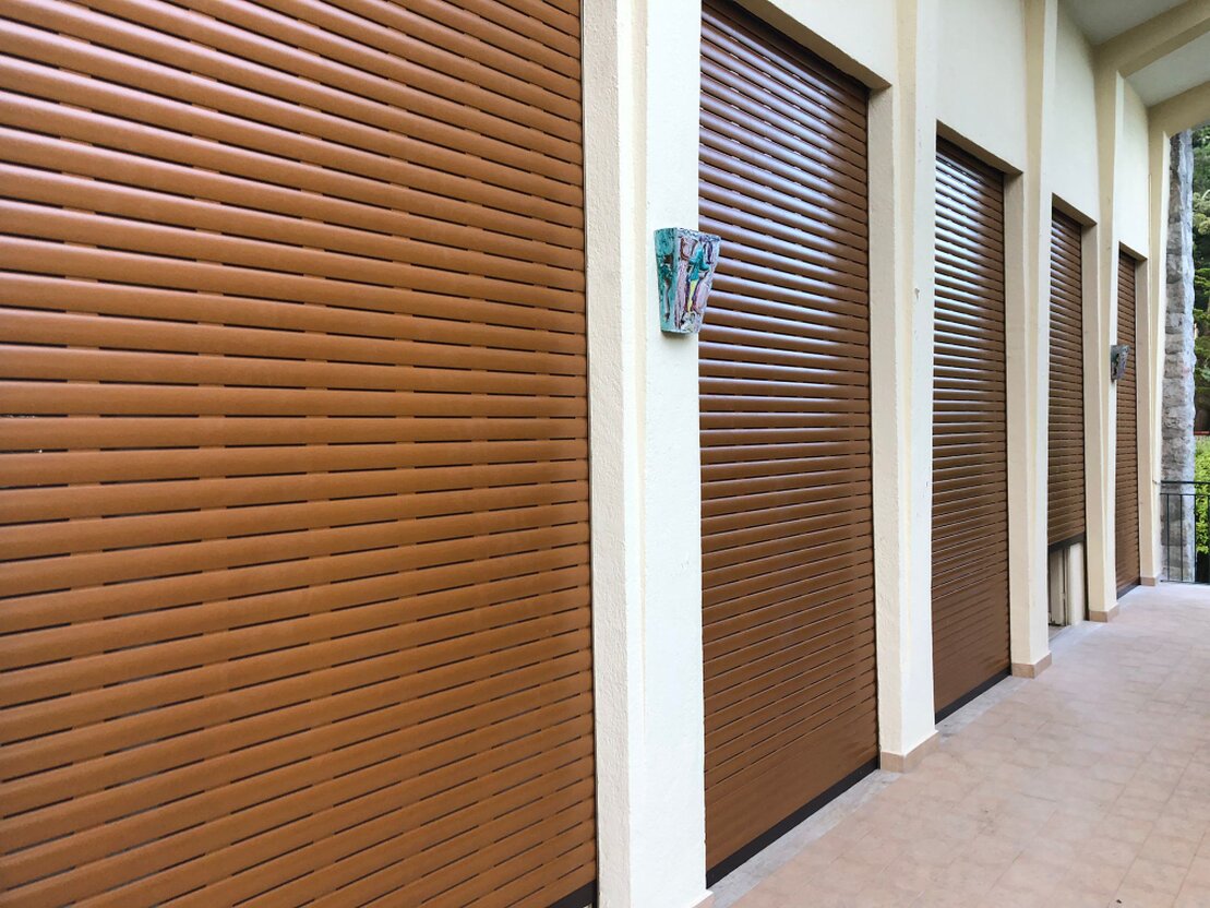 Serranda avvolgibile installata su ingresso di negozio