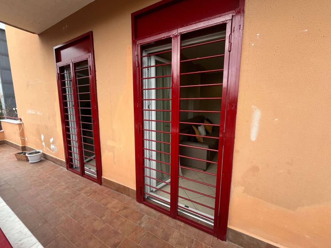 Cancello in ferro battuto di design installato su ingresso