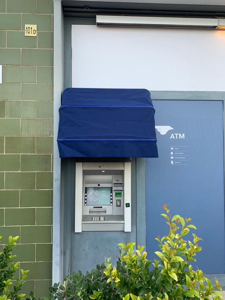 Cappottina curva installata sopra l’ingresso di un negozio