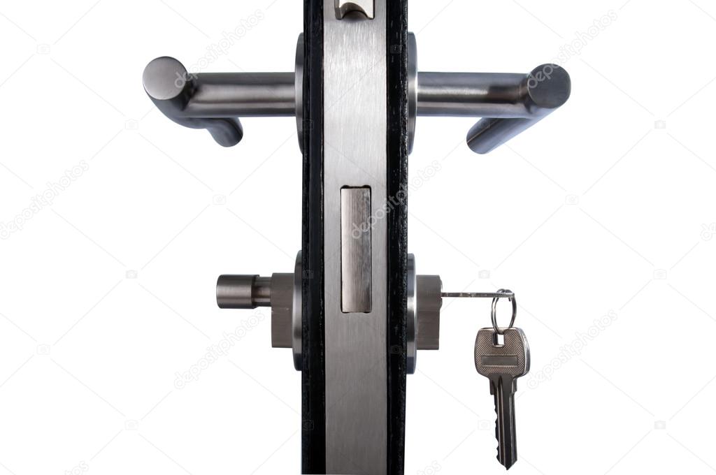 Portoncino in alluminio effetto legno su facciata esterna di edificio