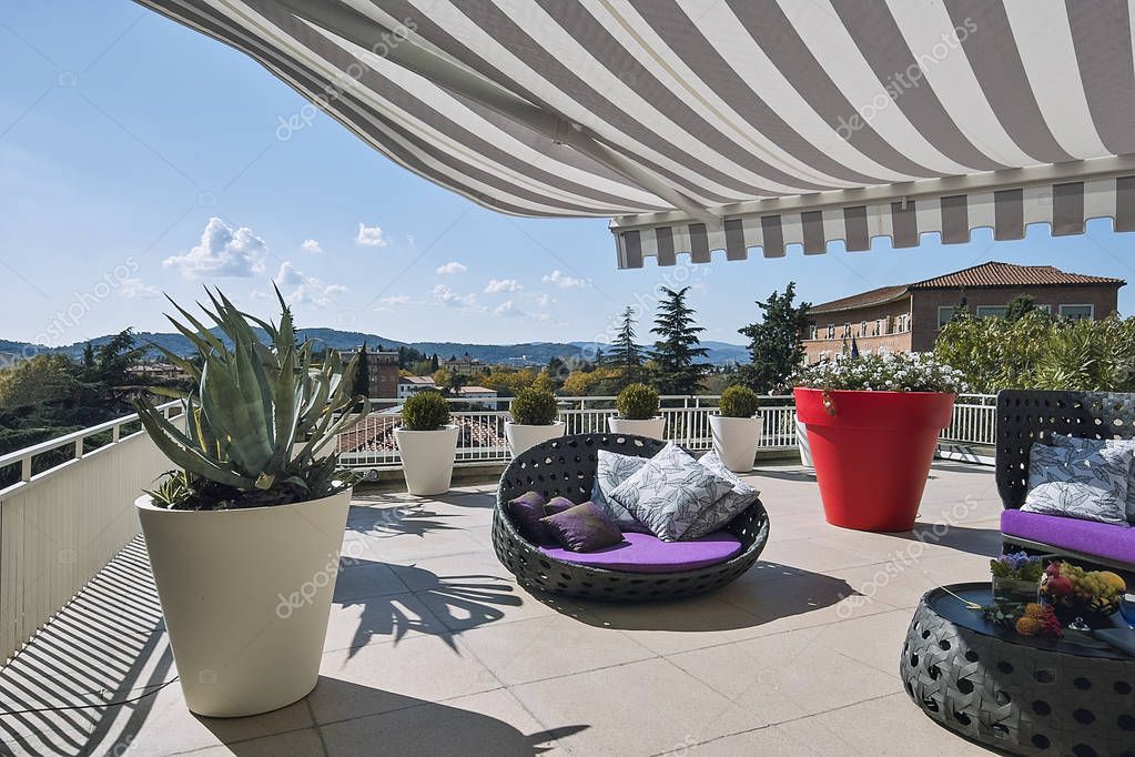 Tende da sole e pergotenda installate su balcone e terrazzo