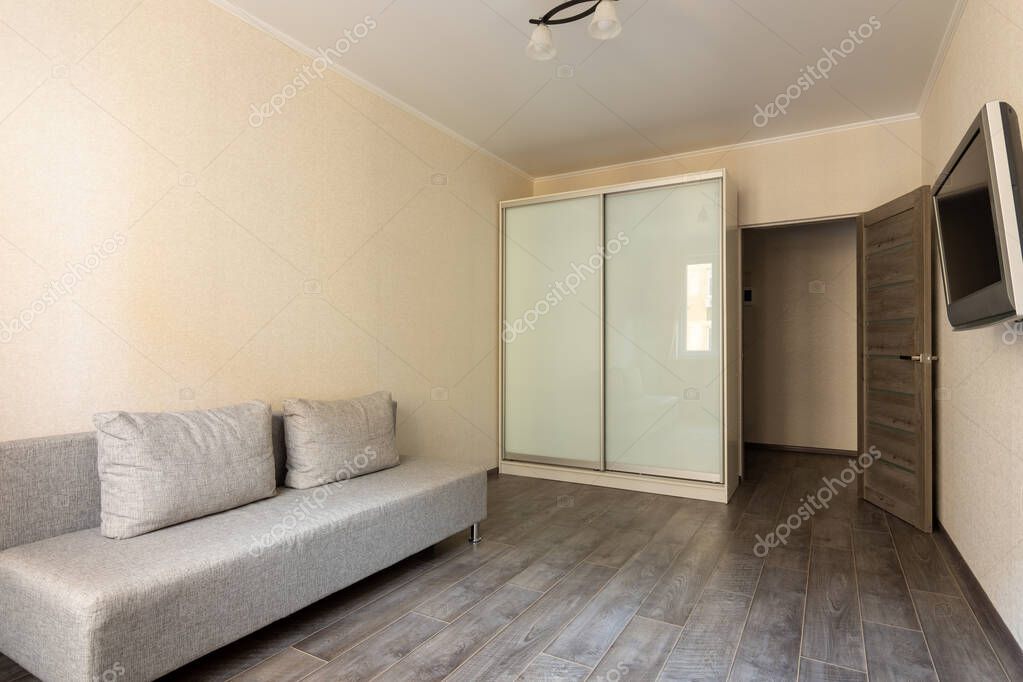 Porta interna a libro installata in un piccolo disimpegno