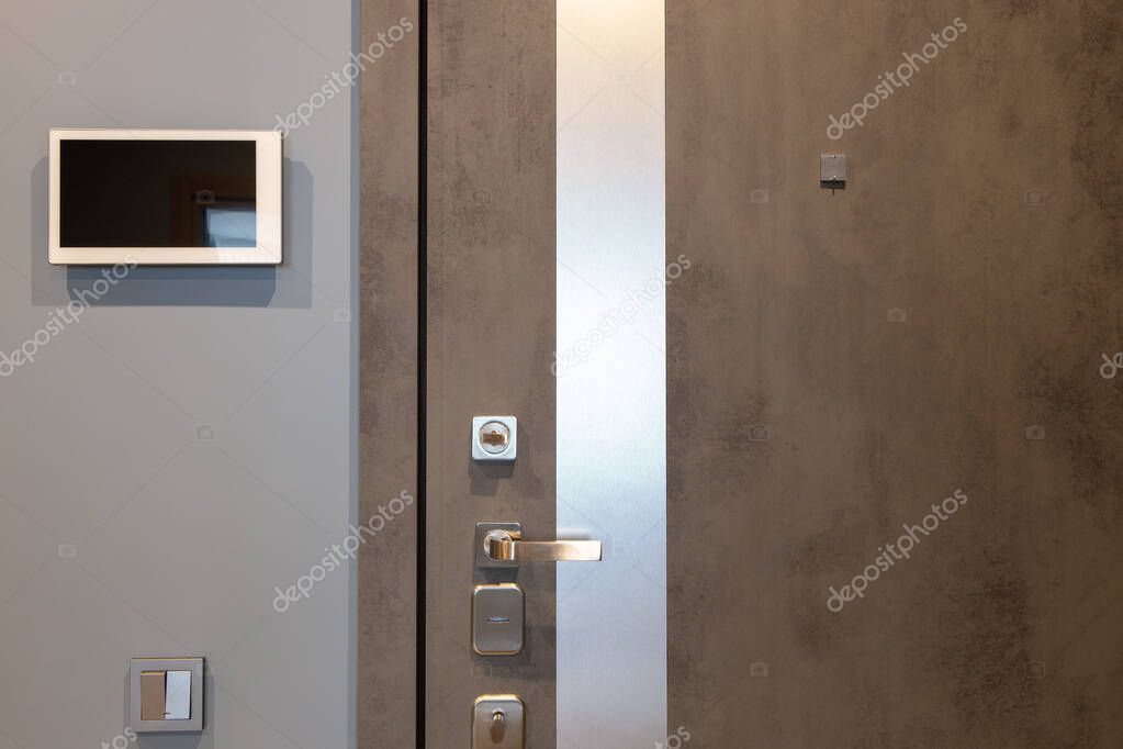 Porta blindata classe 3 installata su pianerottolo condominiale