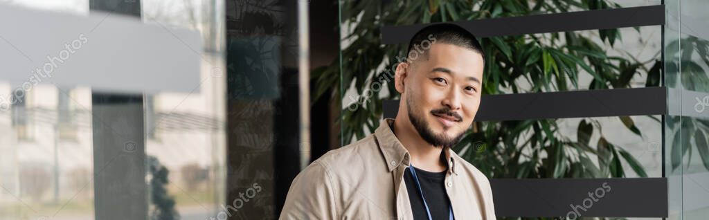 Porta interna in vetro trasparente che separa ufficio e sala riunioni