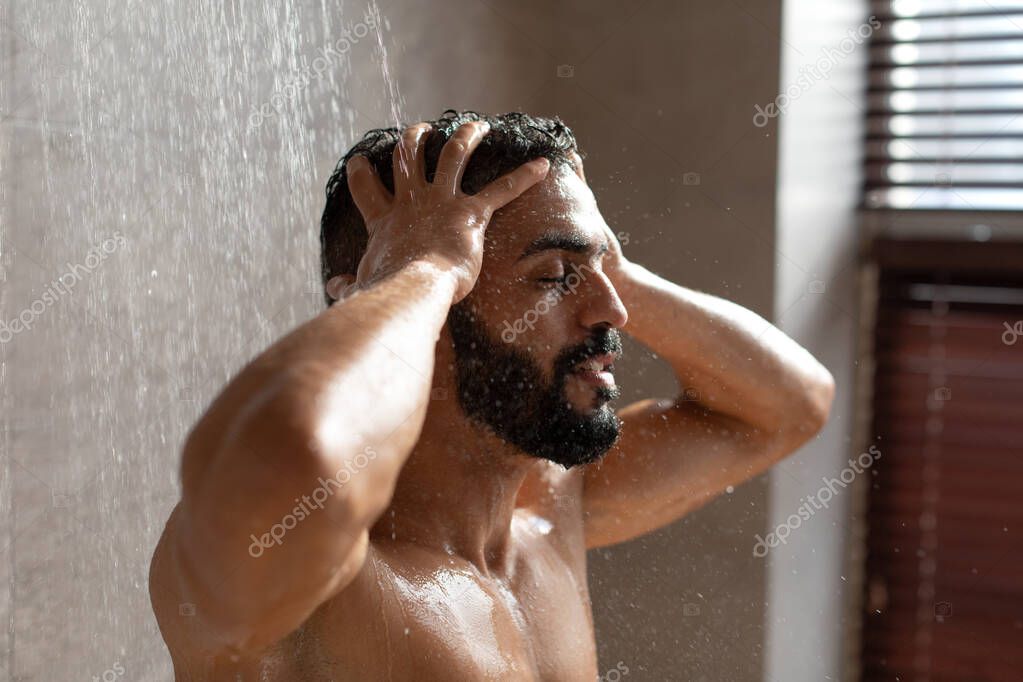 Dettaglio di profili e guarnizioni per box doccia