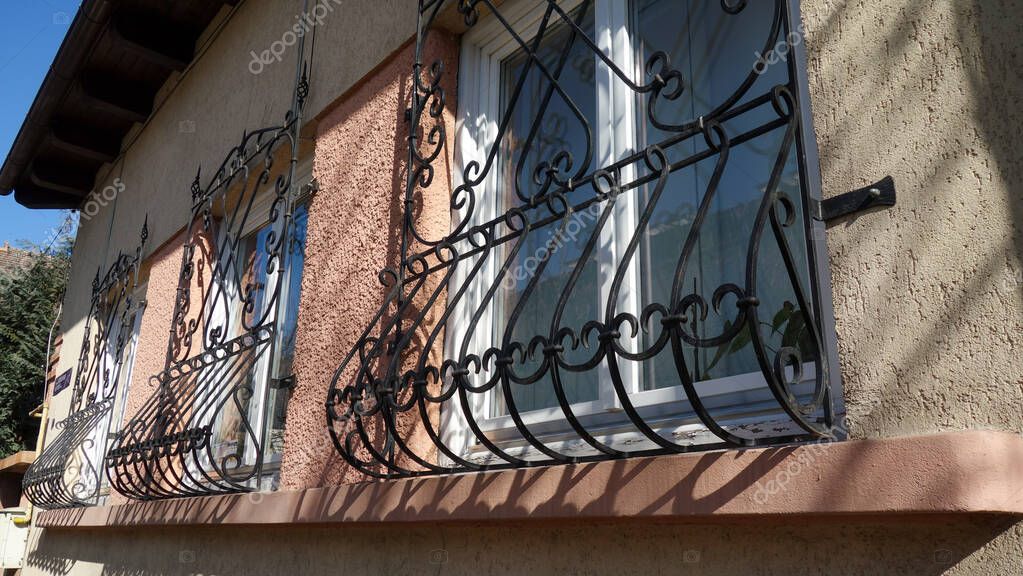 Inferriata di sicurezza in ferro su finestra al piano terra
