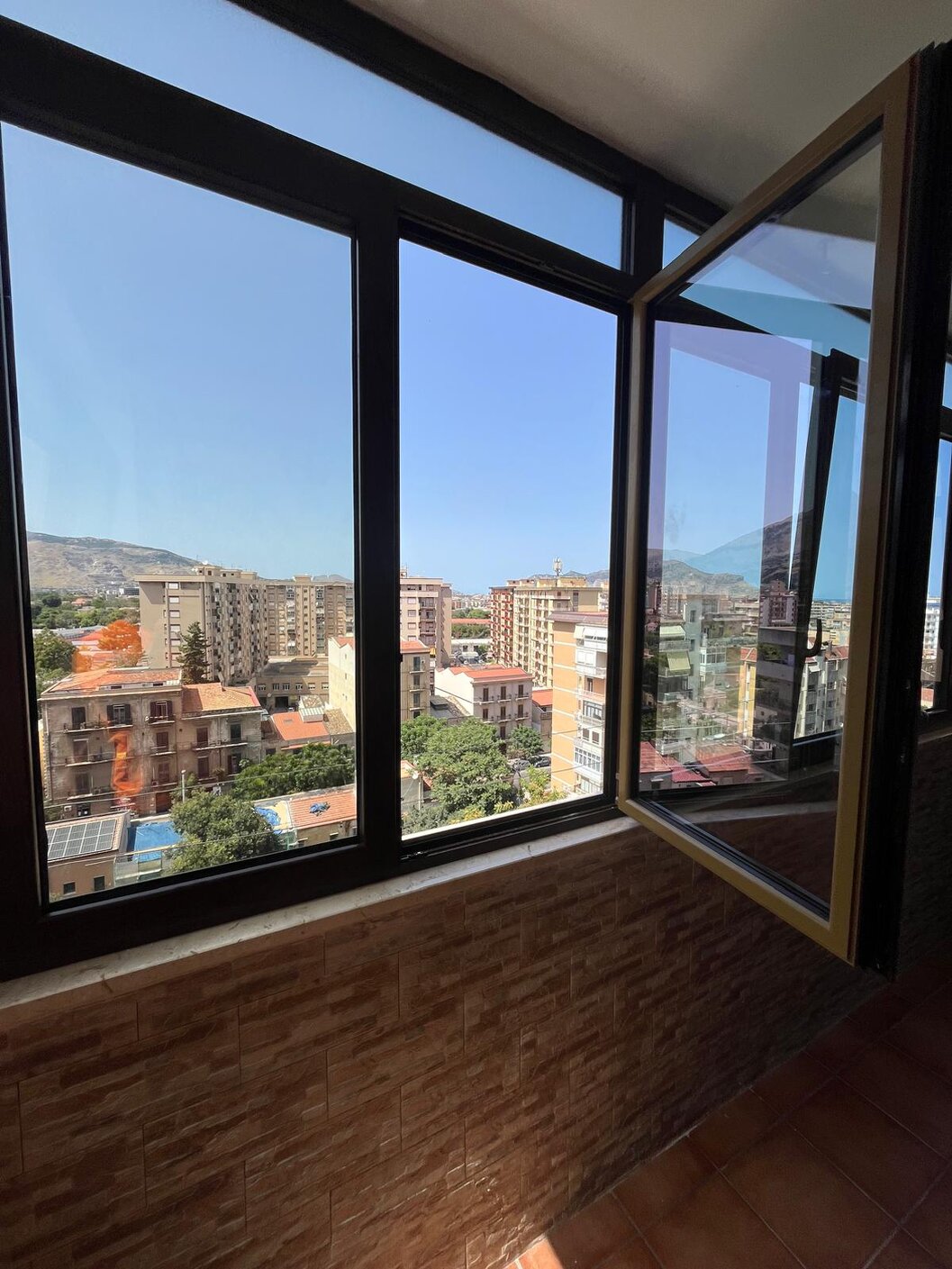 Finestra isolante che protegge dal rumore della città