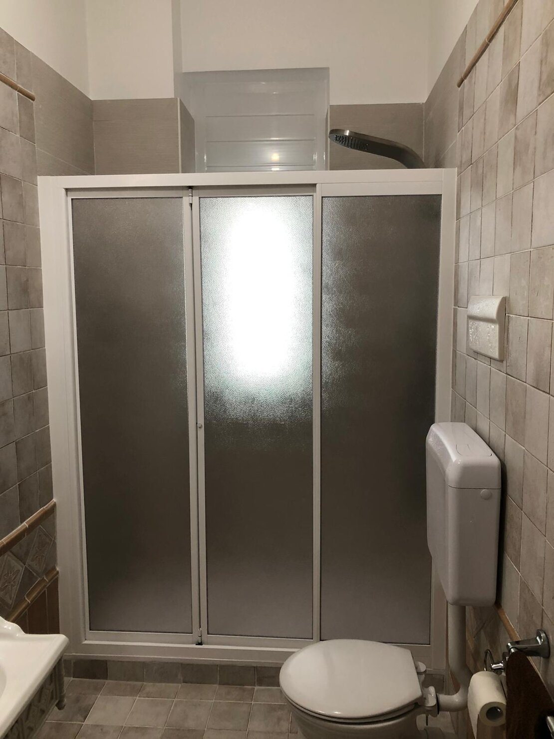 Box doccia in cristallo temperato installato in un bagno moderno