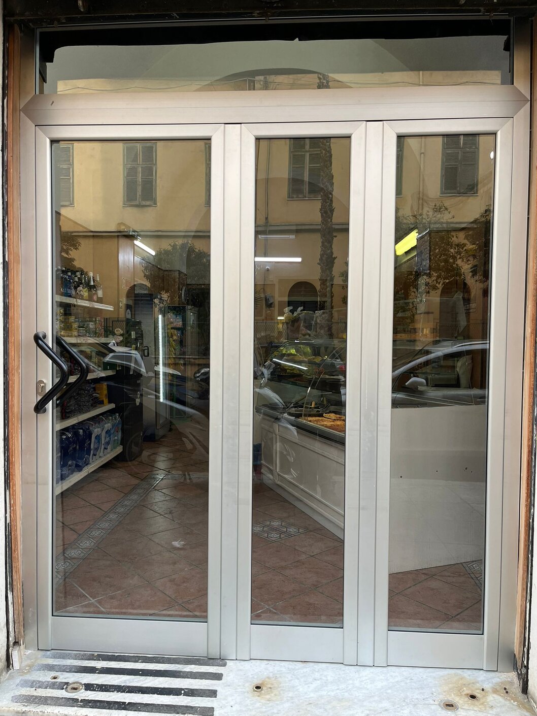 Porta interna a libro installata in un piccolo disimpegno