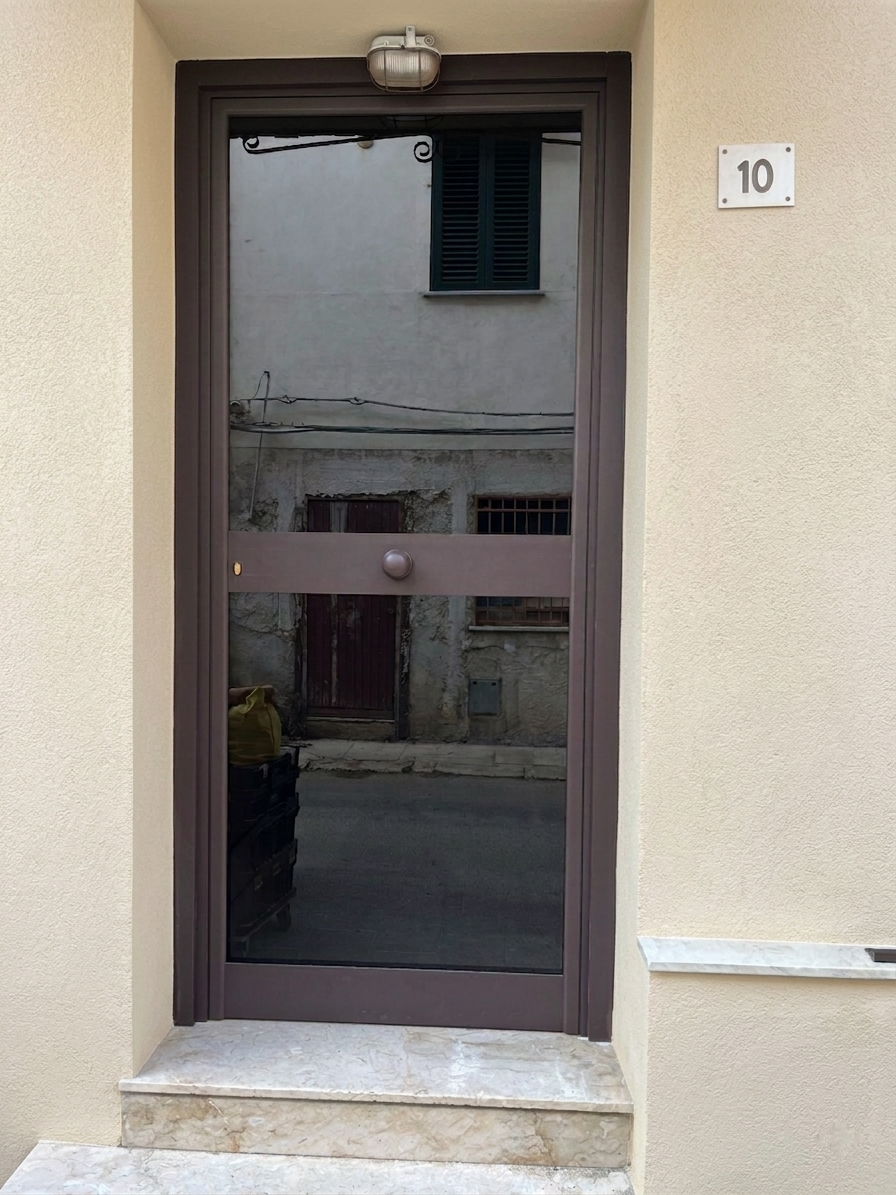 Porta blindata di ingresso vano scala condominiale con maniglione