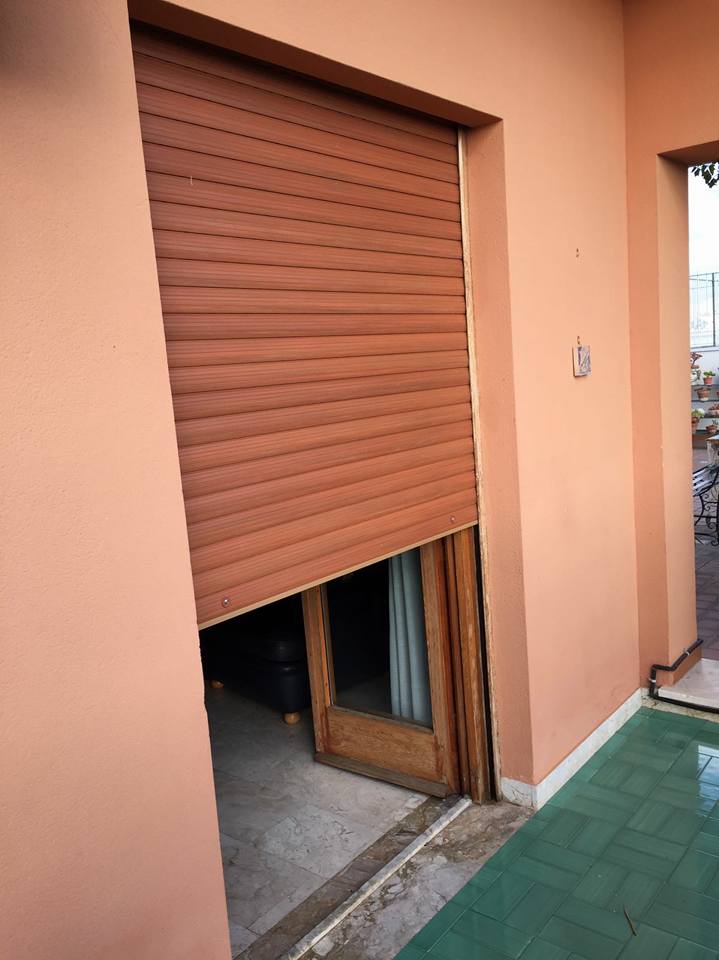 Serranda avvolgibile a maglia installata su vetrina di negozio