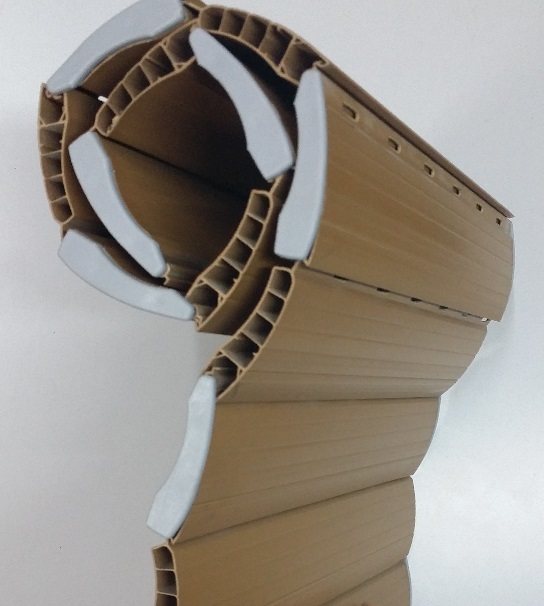 Serranda avvolgibile cieca in acciaio montata su garage