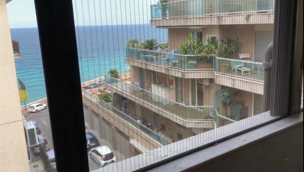 Zanzariera plissettata su portafinestra che dà su terrazzo