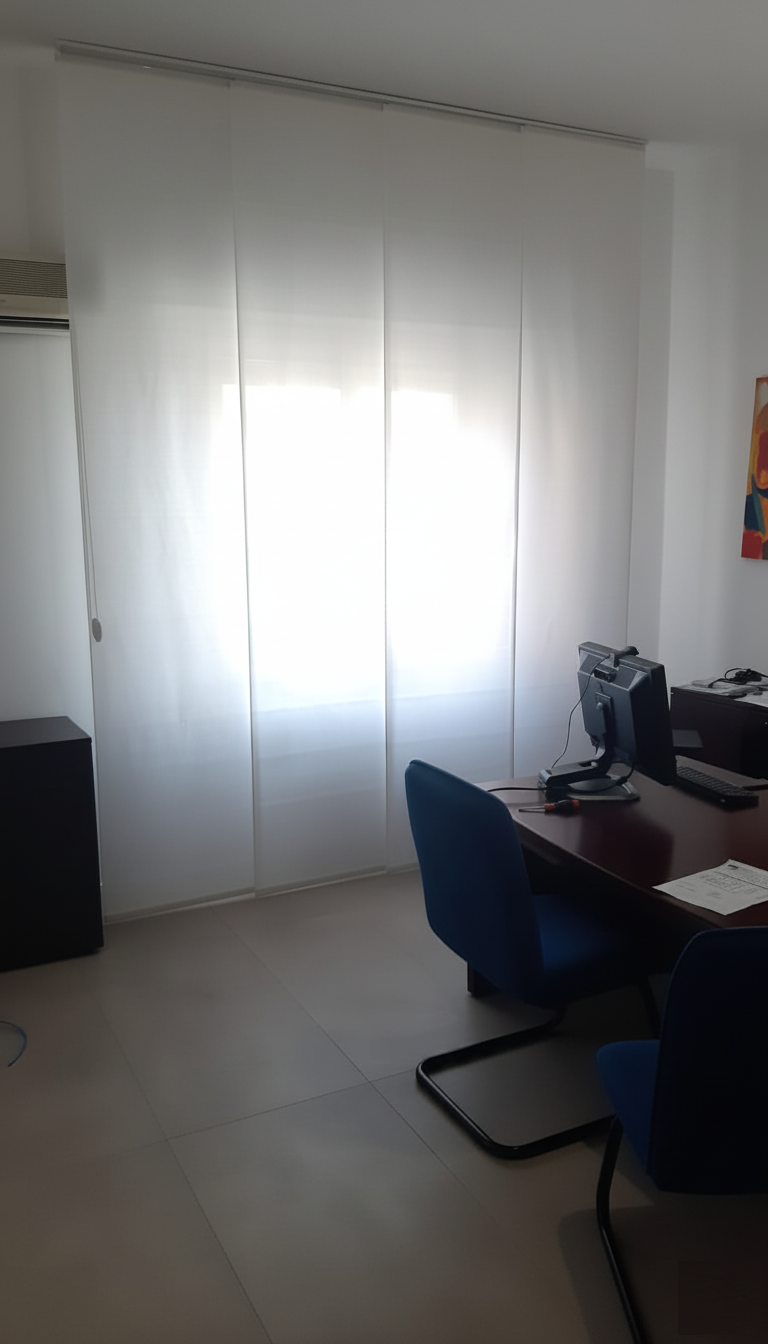 Installatore che monta una tenda a rullo su una finestra