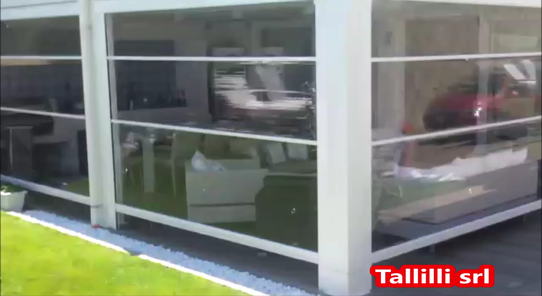 Pergotenda in alluminio con copertura scorrevole su ampio terrazzo