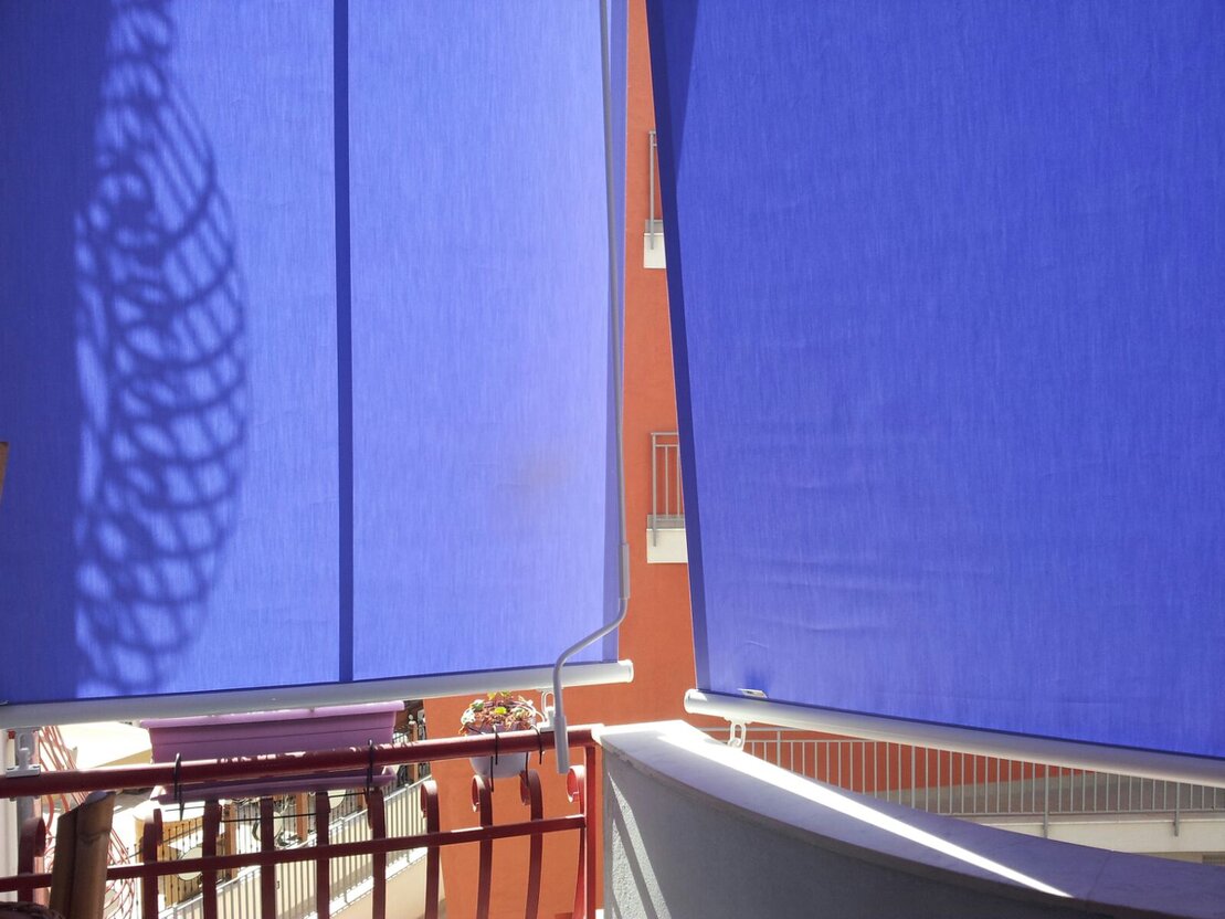 Tenda a caduta verticale installata su balcone chiuso a loggia