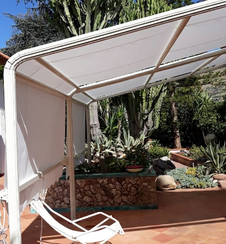 Pergotenda in alluminio con copertura scorrevole su ampio terrazzo