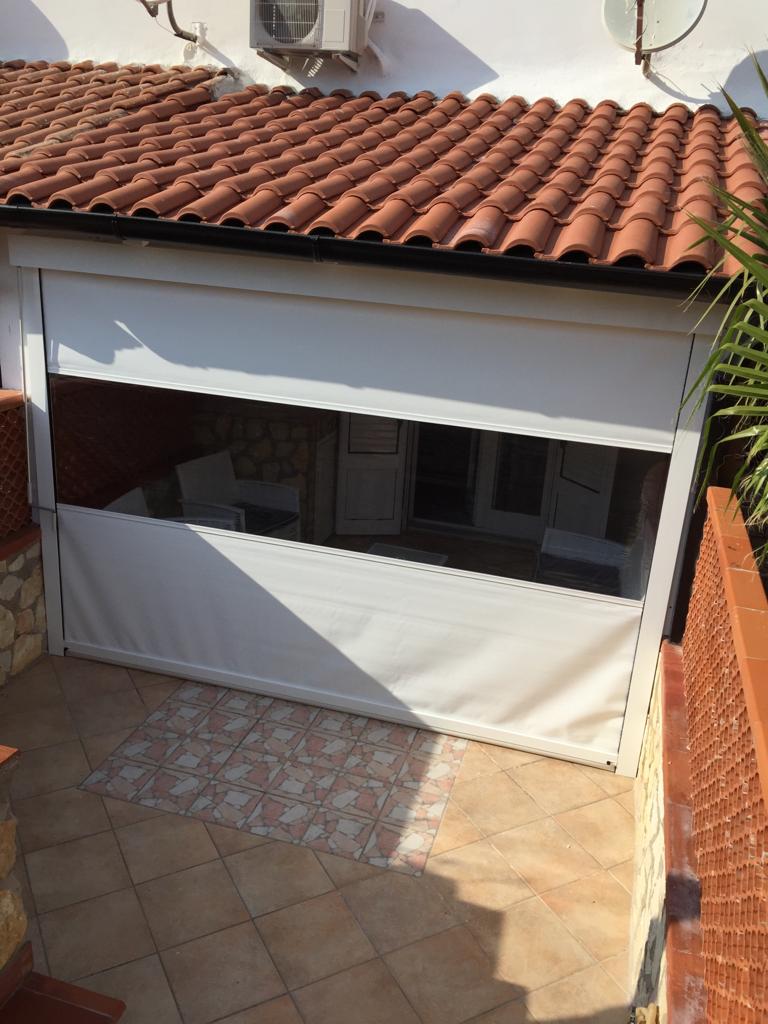 Pergotenda in alluminio con copertura scorrevole su ampio terrazzo