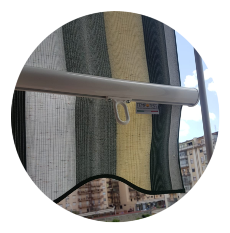 Dettaglio ravvicinato del tessuto di una tenda da sole da esterno