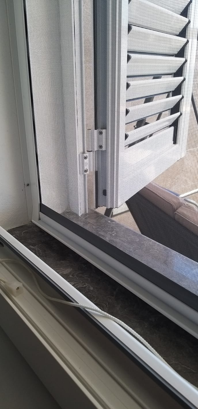 Zanzariera a rullo verticale installata su finestra di appartamento