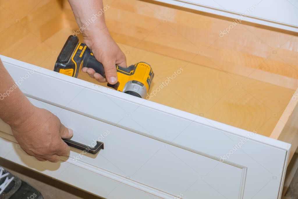 Tecnico Tallilli durante l’installazione di una porta blindata