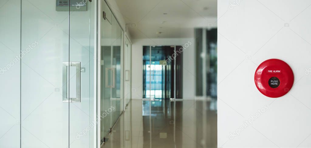 Corridoio condominiale con protezioni a parete